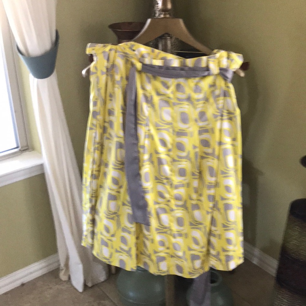 Silky yellow and grey skirt. With grey tie belt